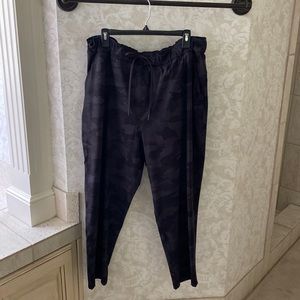 LULU camo drawstring joggers